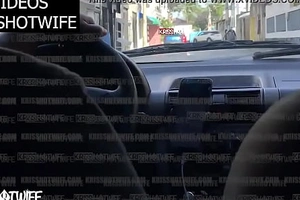 Kriss Hotwife Provocando o Motorista de Uber e Mostra Por Videochamada Com Corno o Uber pegando Nos Seus Peitoes