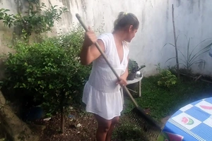 Landscaper of the business catra safada works without panties offering herself to the big wheel