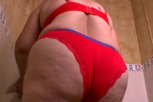Granny Maribel's washing anfractuosities into a masturbation fest