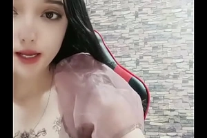 新疆漂亮妹子！黄播界迪丽热巴！应观众要求小秀一波，慢慢脱光光揉捏奶子，手指拍打小穴掰开特写国产网约高端外围