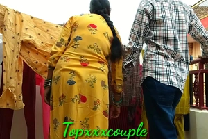 छत पर कपड़े सुखाने गई देसी भाभी को पकड़कर चोद ड़ाला